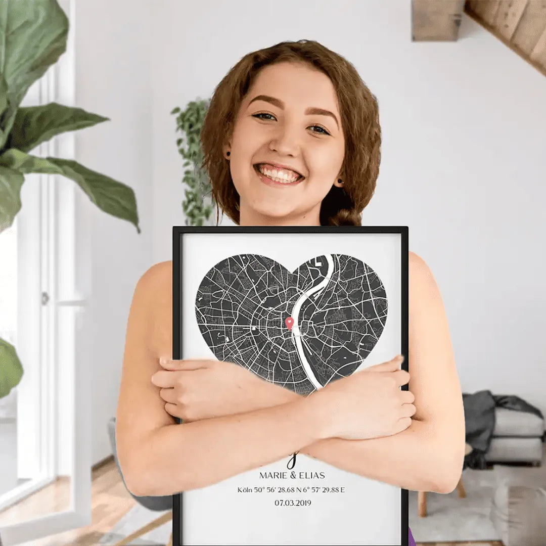 Glückliche Frau mit personalisiertem Poster – besondere Geschenke für Frauen, die persönliche Erinnerungen schaffen.