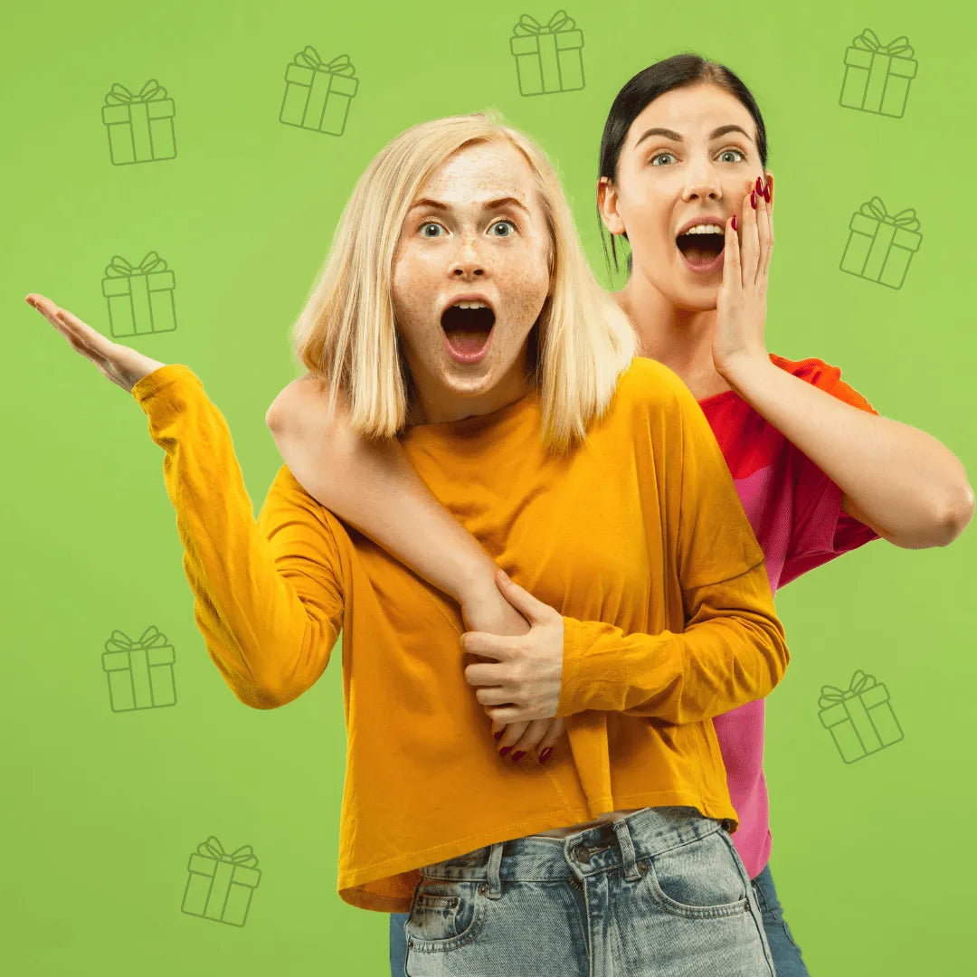 Überraschung pur! Frauen freuen sich über kreative und originelle Geschenke, die sie zum Staunen bringen.