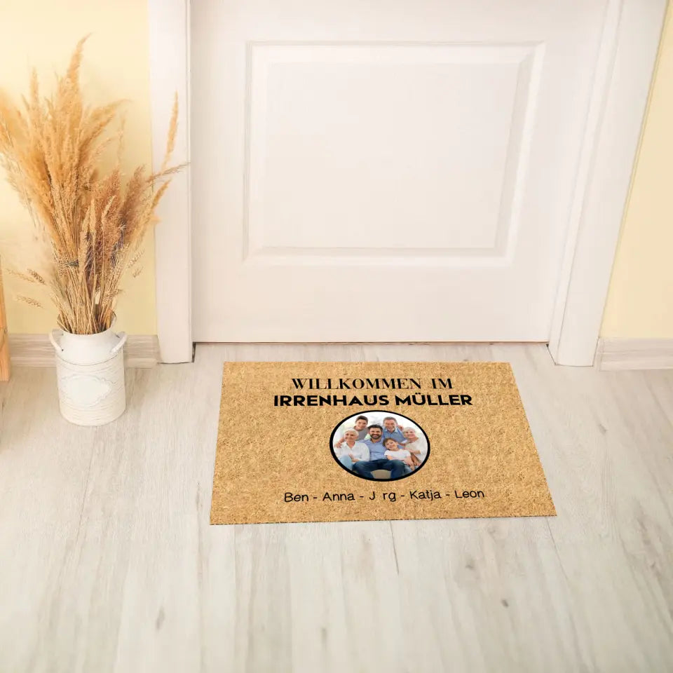 Willkommen im Irrenhaus - Personalisierbare Fußmatte
