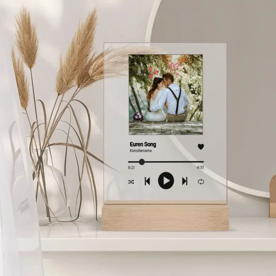 Hochwertiges Acrylglas mit personalisiertem Song-Cover-Layout, Foto und Künstlernamen – ideal für besondere Anlässe.