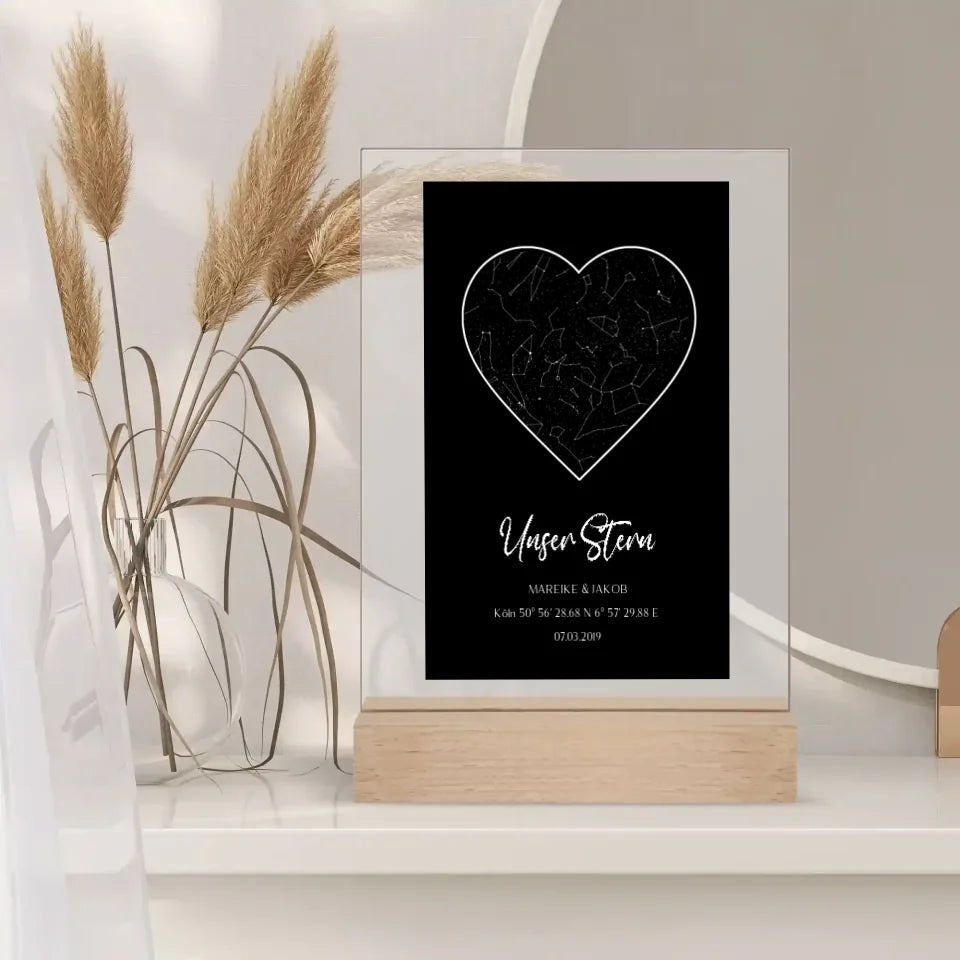 Personalisiertes Acrylglas mit Standfuß aus edlem Holz mit einer Sternenkarte für Paare
