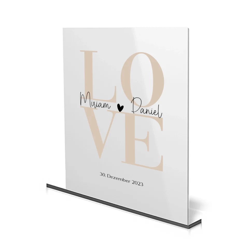 Personalisierbares Acrylglas mit LOVE-Schriftzug, Namen und Datum – modernes Geschenkdesign.