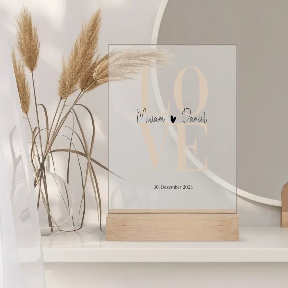 Individuelles Acrylglas im LOVE-Design mit romantischen Namen und Datum für Paare.
