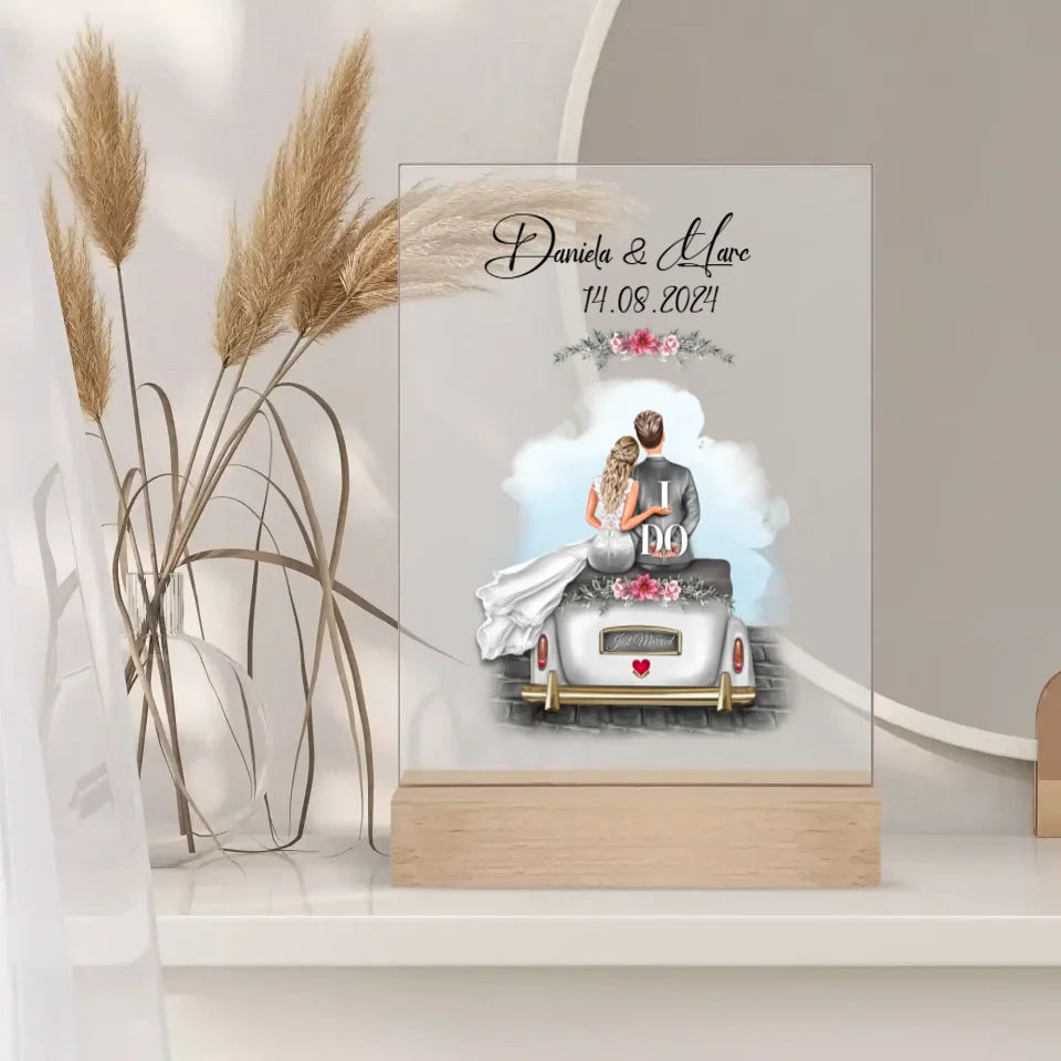 Personalisiertes Acrylglas mit Hochzeitsmotiv für das Brautpaar als Geschenk