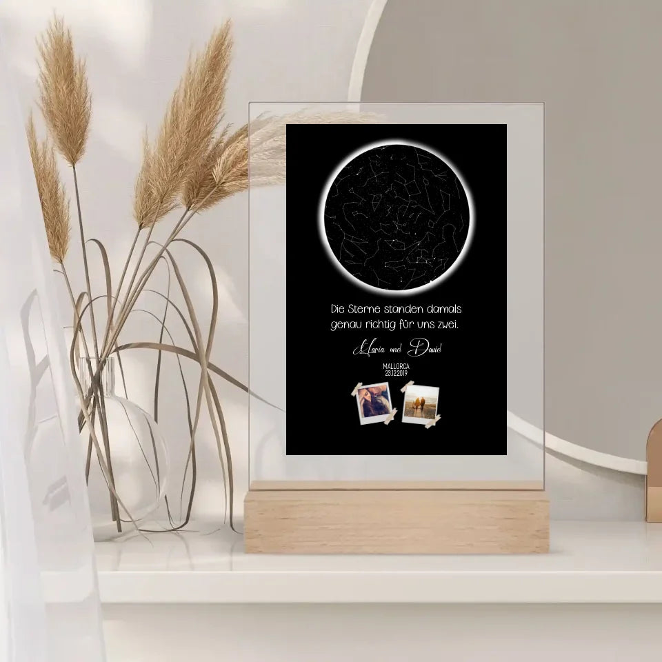 Personalisierte Sternenkarte mit Holzfuß auf Acrylglas mit Polaroid Bilder als Geschenk zur Hochzeit oder Jahrestag