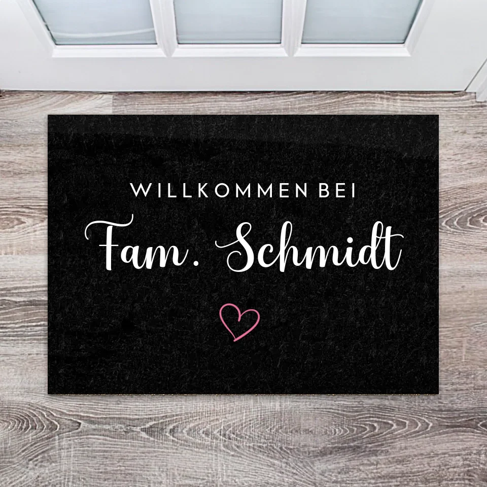 Personalisierbare Fußmatte mit Familiennamen und Herzmotiv in elegantem Design.