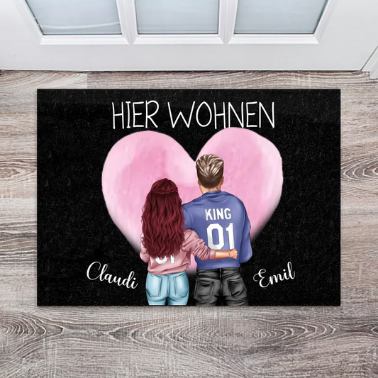 Personalisierbare Fußmatte für Paare mit Herzmotiv und individuellen Namen.