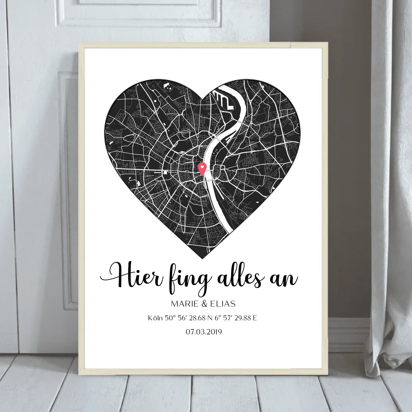 Personalisierte hell gerahmte Map mit Hier fing alles an Bild Motiv. Perfekt als Hochzeitsgeschenk