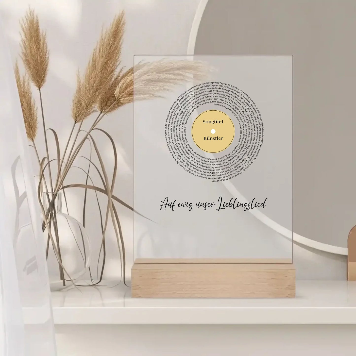 Personalisierbares Acrylglas mit edlem Holzstand mit Songtext, Namen und individuellen Details – perfektes Geschenk für Musikliebhaber.