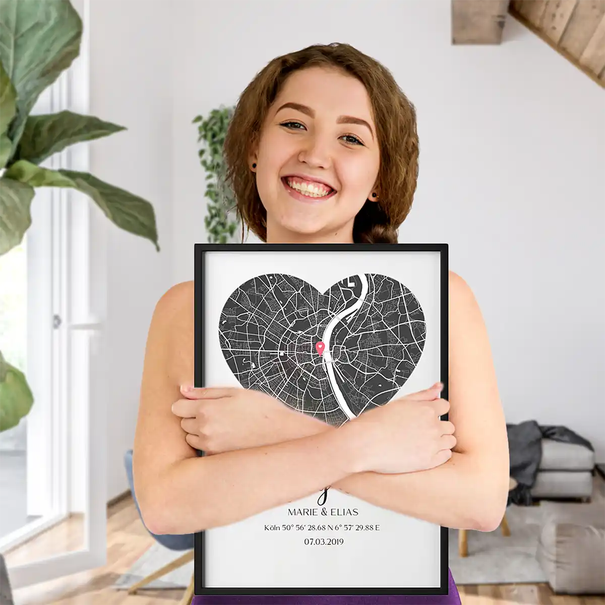 Frau mit personalisiertem Poster mit Stadtkarte