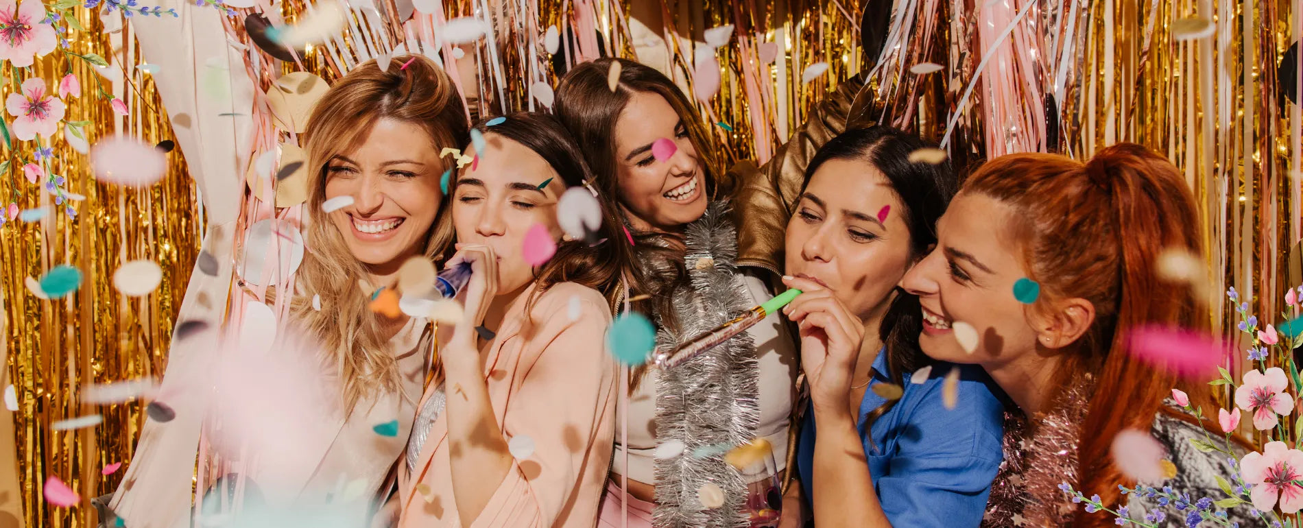 Glückliche Frauen feiern gemeinsam – originelle und personalisierte Geschenke für Frauen, die für unvergessliche Momente sorgen.