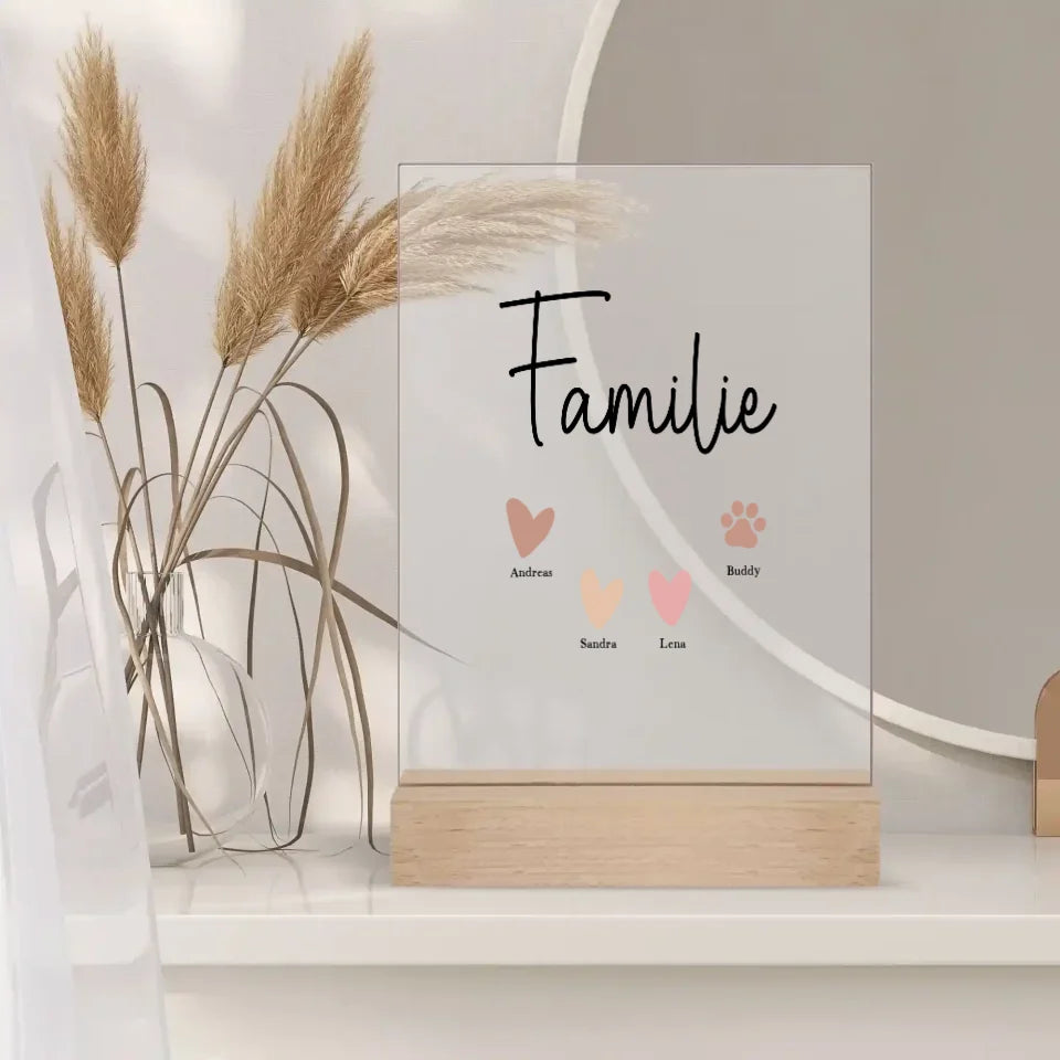 Familie-Dekoration auf hochwertigem Acrylglas mit Herzen und Pfotenabdruck