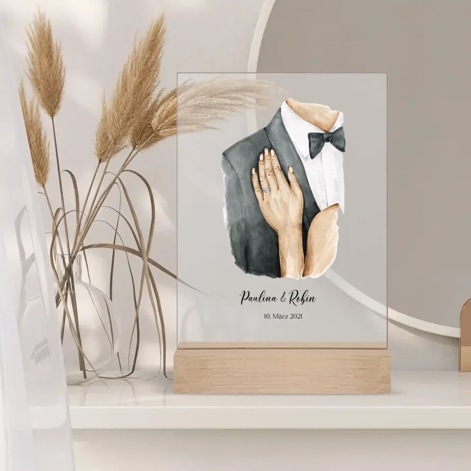 Individuelles Acrylglas Hochzeitsmotiv mit Datum und Paar-Namen gestaltet.