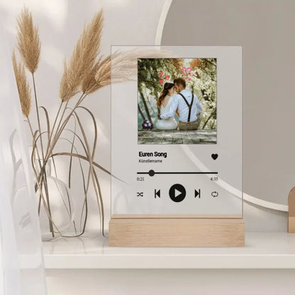 Hochwertiges Acrylglas mit personalisiertem Song-Cover-Layout, Foto und Künstlernamen – ideal für besondere Anlässe.