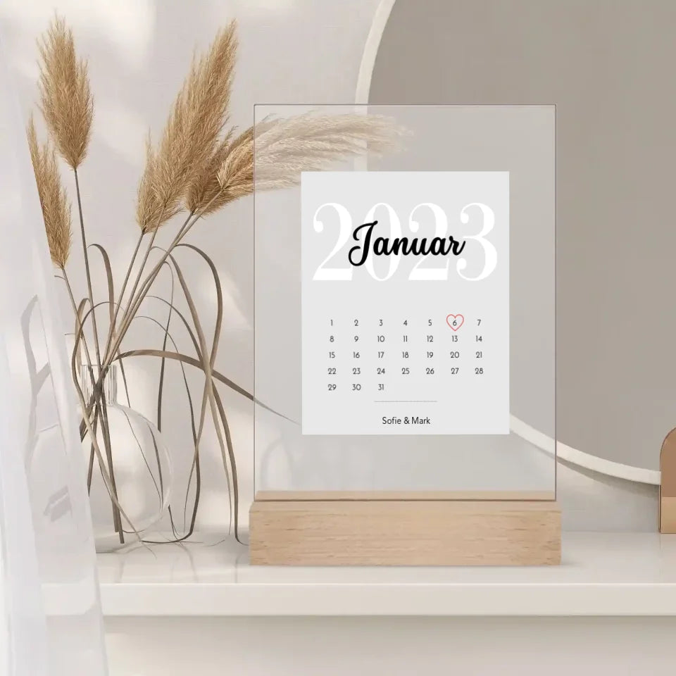 Individueller Kalender auf Acrylglas mit Herzsymbol und personalisiertem Datum – ein perfektes Geschenk.
