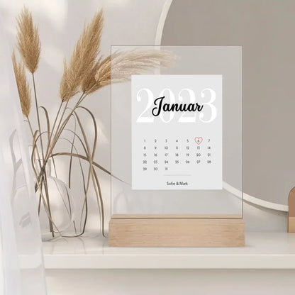 Individueller Kalender auf Acrylglas mit Herzsymbol und personalisiertem Datum – ein perfektes Geschenk.