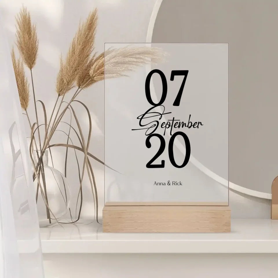 Individuelles Acrylglas mit stilvollem Datum und personalisierten Namen, ideal als Geschenk.