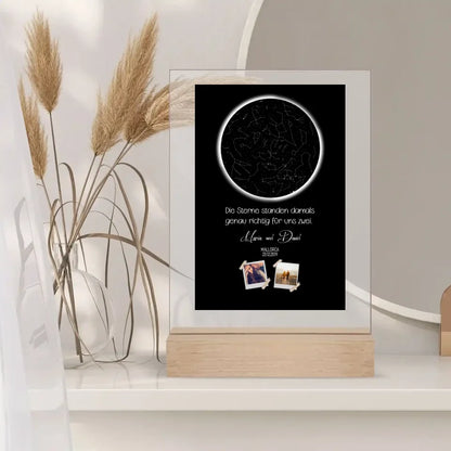 Personalisierte Sternenkarte mit Holzfuß auf Acrylglas mit Polaroid Bilder als Geschenk zur Hochzeit oder Jahrestag
