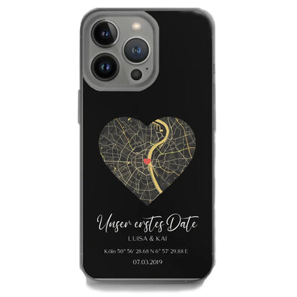 Personalisierte iPhone Handyhülle mit Herz-Karten-Design und Koordinaten für euer erstes Date.