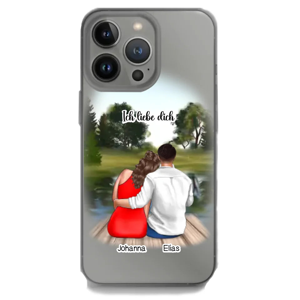 Personalisierte iPhone Handyhülle mit romantischem Pärchen-Motiv am See und Namen.