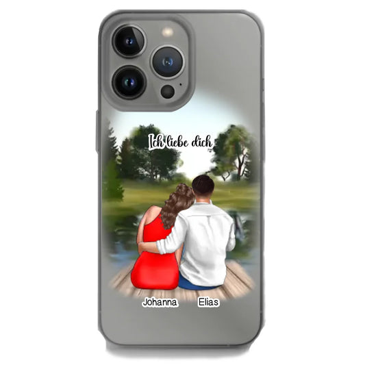 Personalisierte iPhone Handyhülle mit romantischem Pärchen-Motiv am See und Namen.