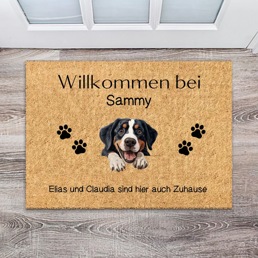 Personalisierbare Fußmatte mit Haustier-Motiv, Hund Sammy und individuellen Namen.