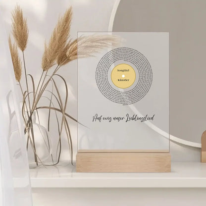 Personalisierbares Acrylglas mit edlem Holzstand mit Songtext, Namen und individuellen Details – perfektes Geschenk für Musikliebhaber.