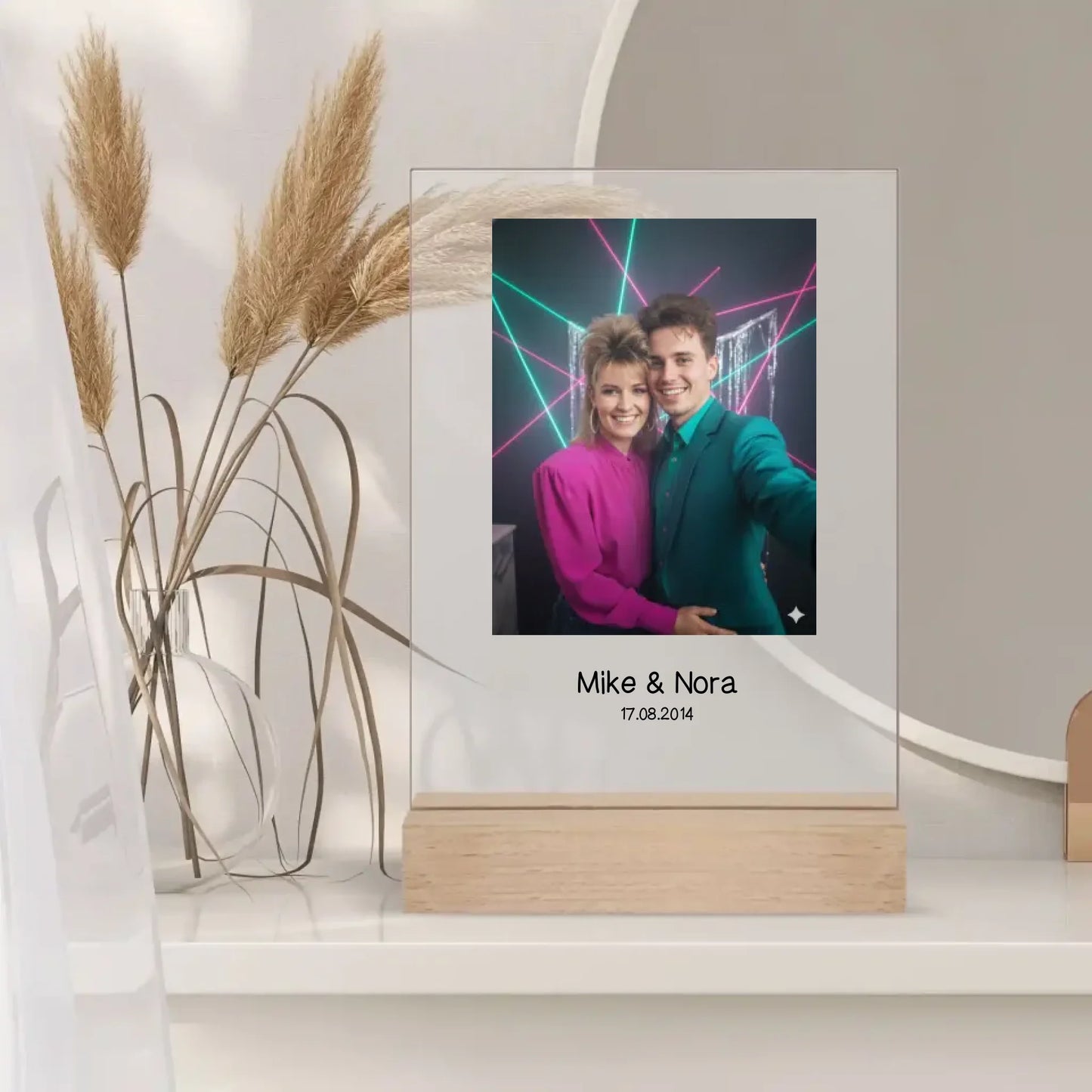 Personalisierbares Acrylglas mit edlem Holzstand mit Songtext, Namen und individuellen Details – perfektes Geschenk für Musikliebhaber.